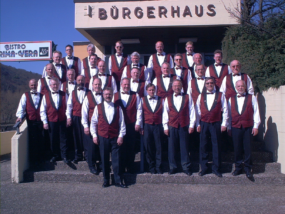 2003: Vor dem Bürgerhaus in Burg